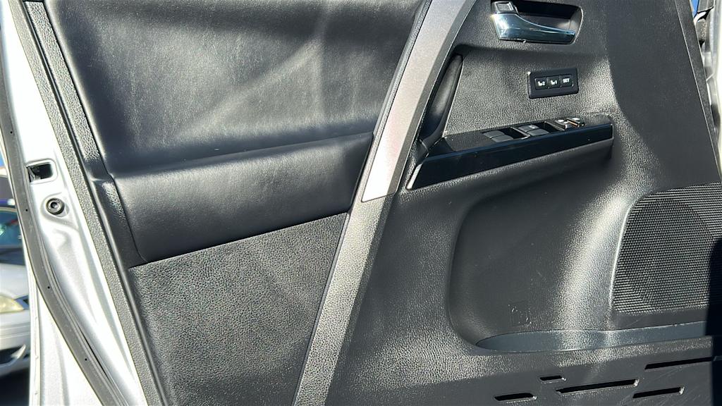 Thumbnail: 2018 Toyota RAV4 - 29