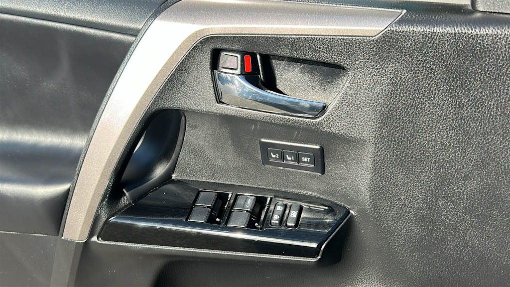 Thumbnail: 2018 Toyota RAV4 - 28