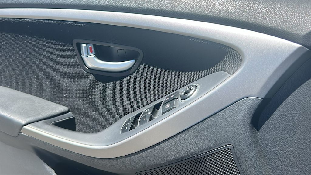 Thumbnail: 2013 Hyundai Elantra - 31