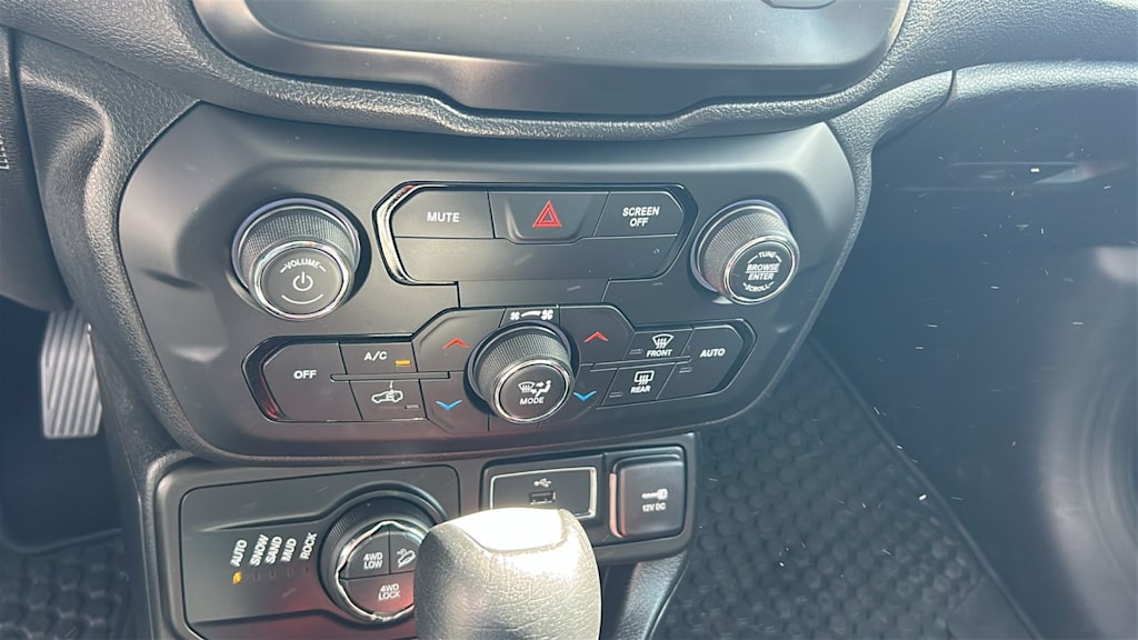 Thumbnail: 2018 Jeep Renegade - 16