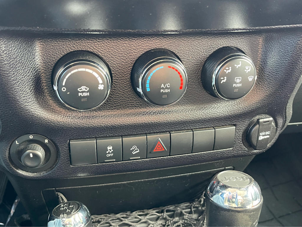 Thumbnail: 2014 Jeep Wrangler - 21