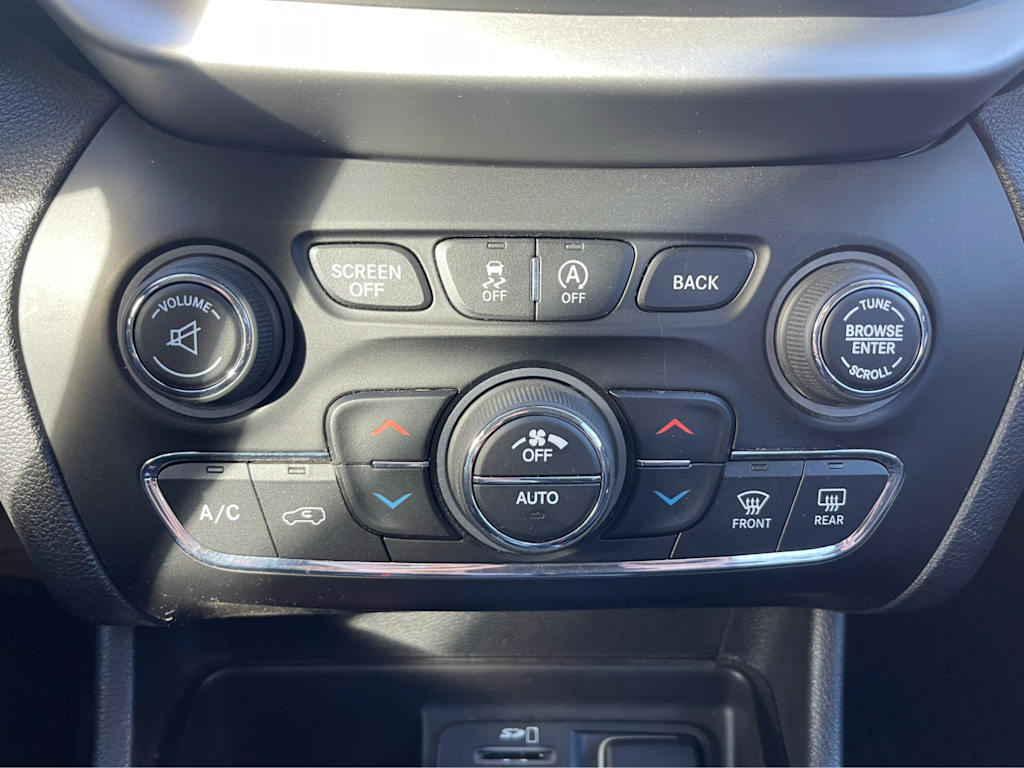 Thumbnail: 2018 Jeep Cherokee - 21