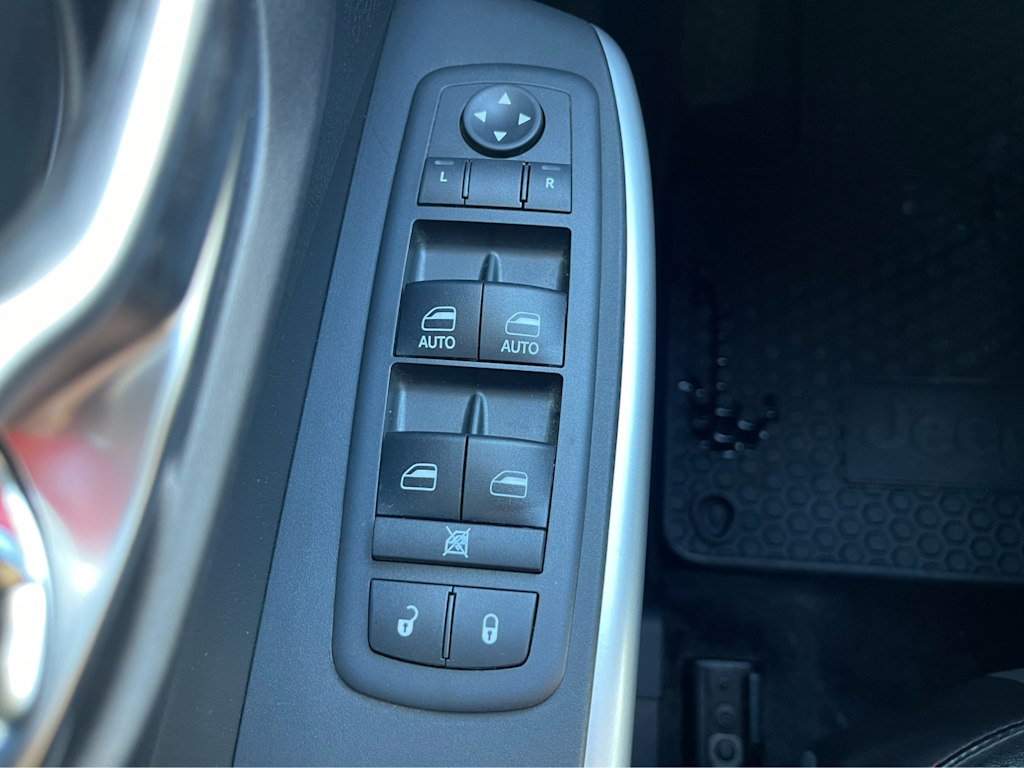 Thumbnail: 2018 Jeep Cherokee - 23