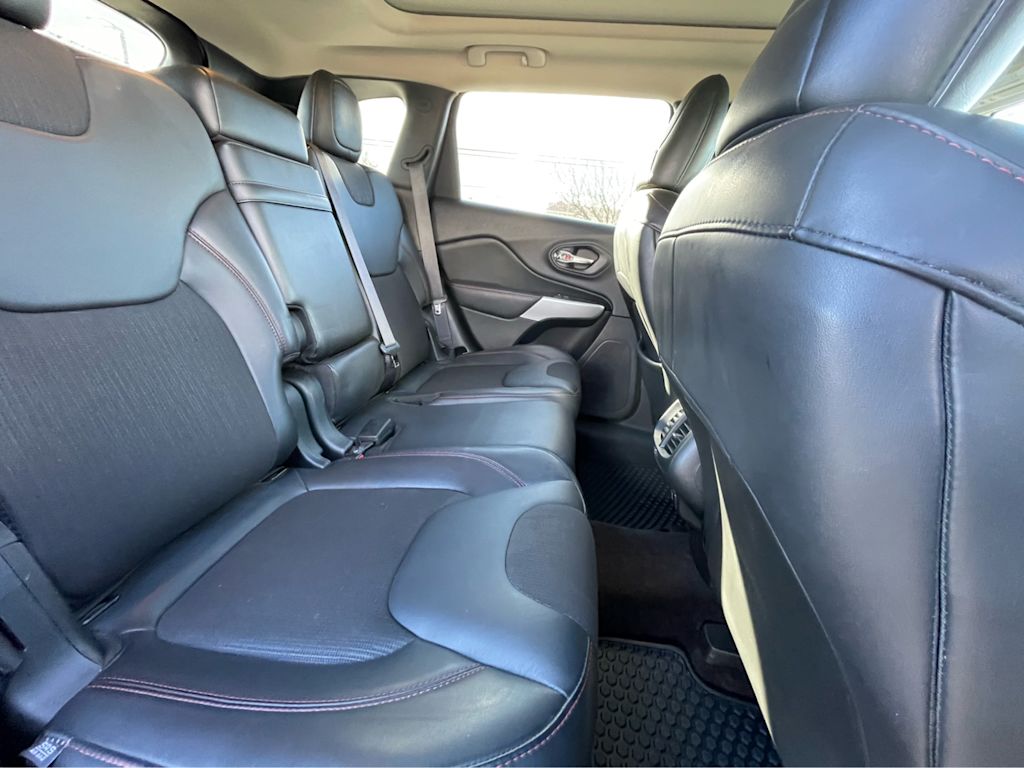 Thumbnail: 2018 Jeep Cherokee - 11