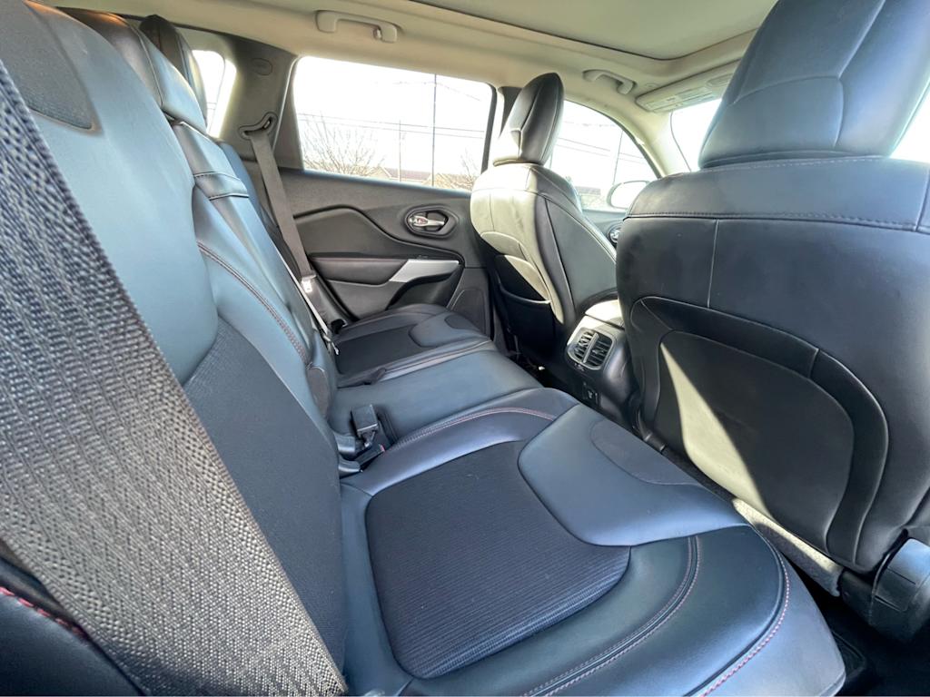 Thumbnail: 2018 Jeep Cherokee - 25