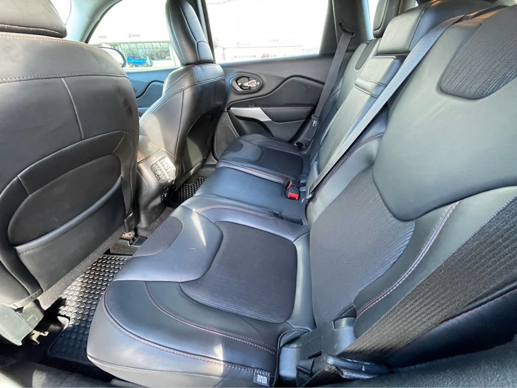 Thumbnail: 2018 Jeep Cherokee - 27