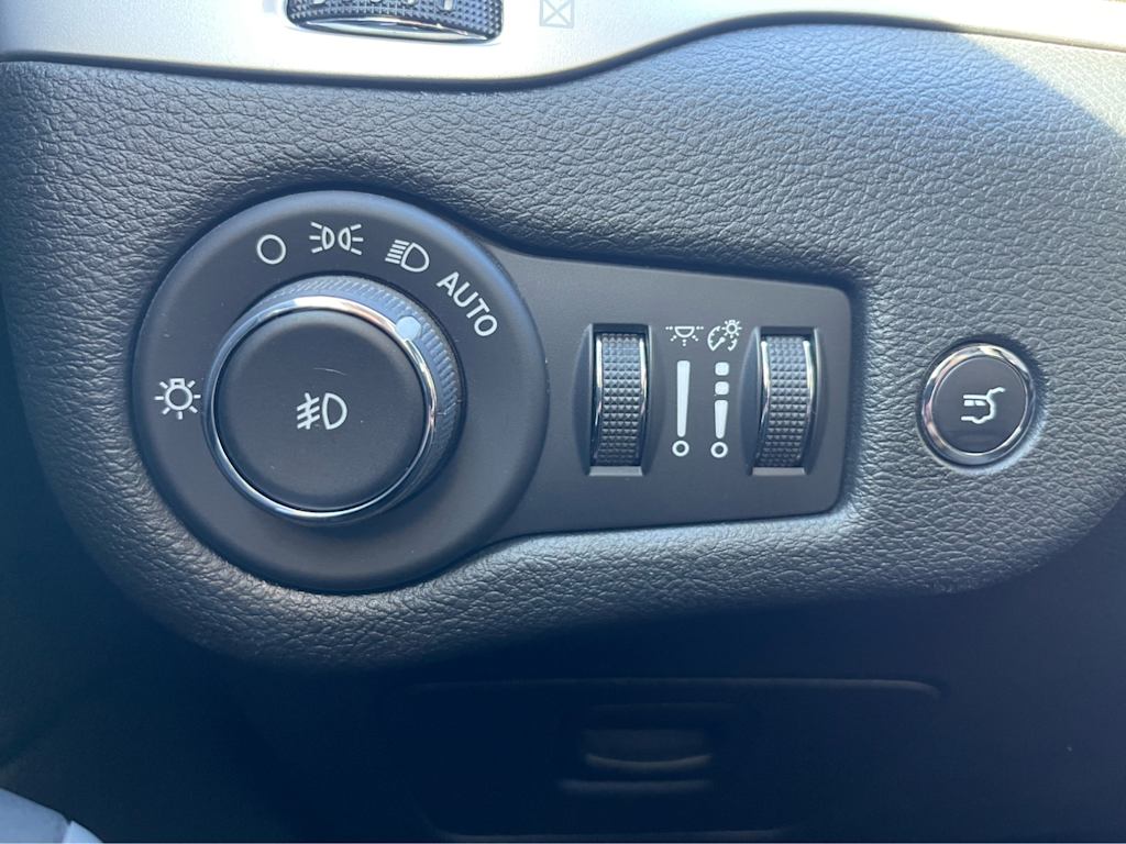 Thumbnail: 2018 Jeep Cherokee - 30