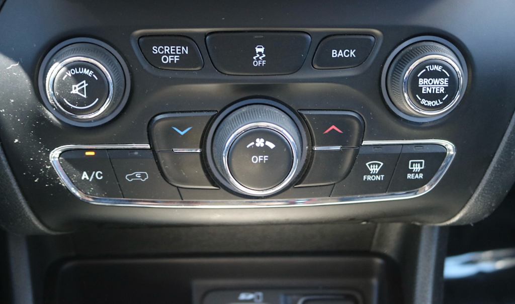 Thumbnail: 2015 Jeep Cherokee - 23