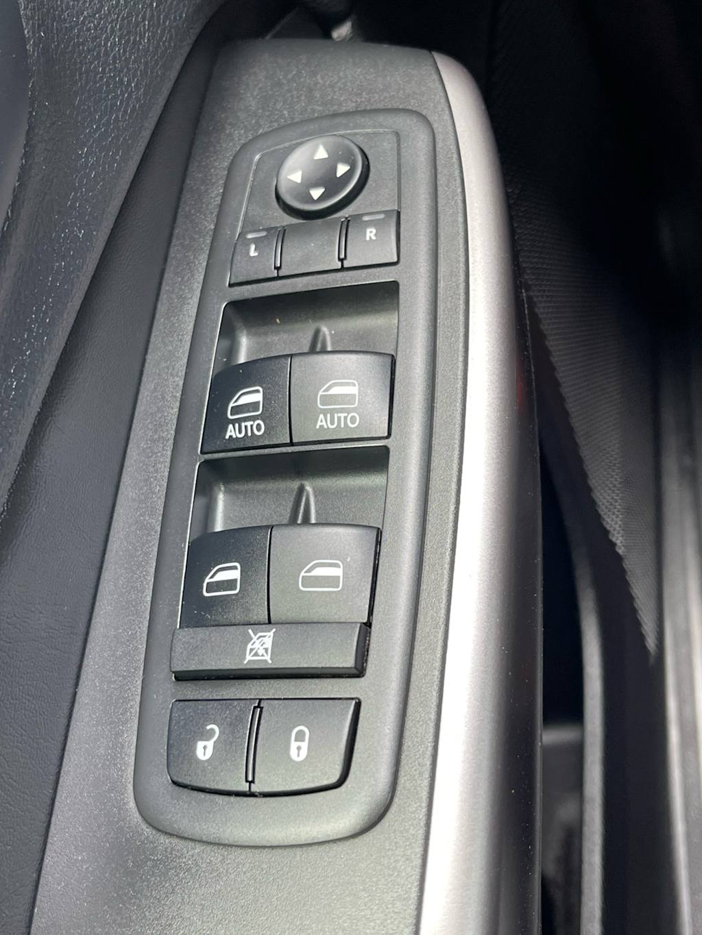 Thumbnail: 2019 Jeep Cherokee - 25