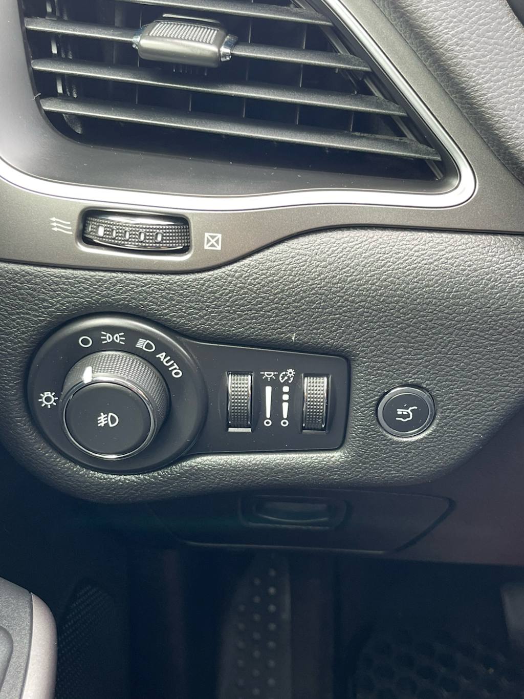 Thumbnail: 2019 Jeep Cherokee - 24