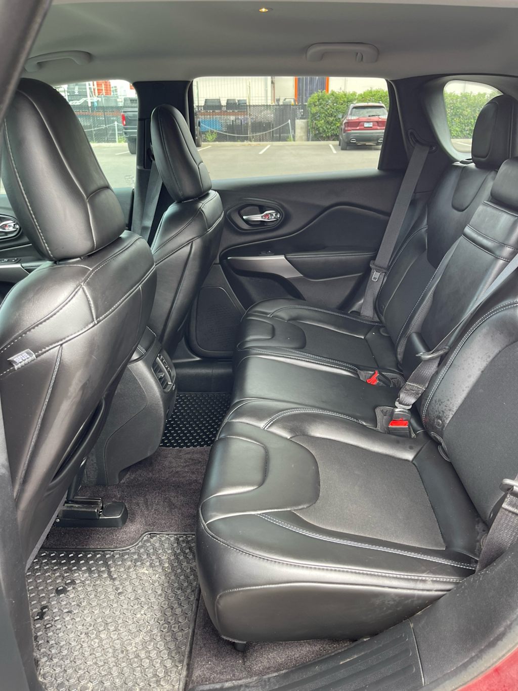 Thumbnail: 2019 Jeep Cherokee - 27