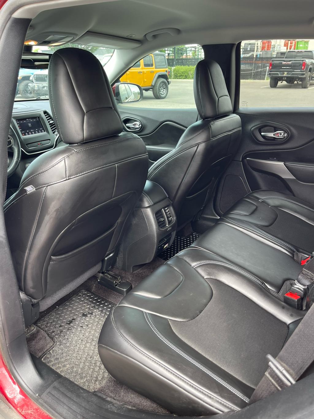 Thumbnail: 2019 Jeep Cherokee - 28