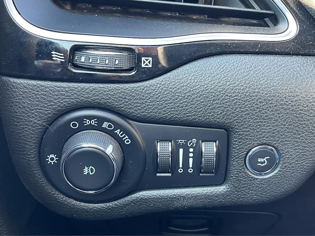 Thumbnail: 2023 Jeep Cherokee - 24