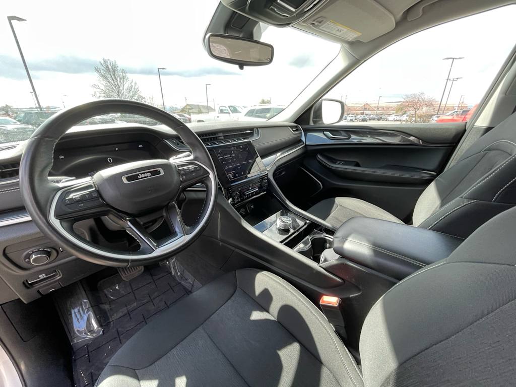 2022 Jeep Grand Cherokee L Laredo 2