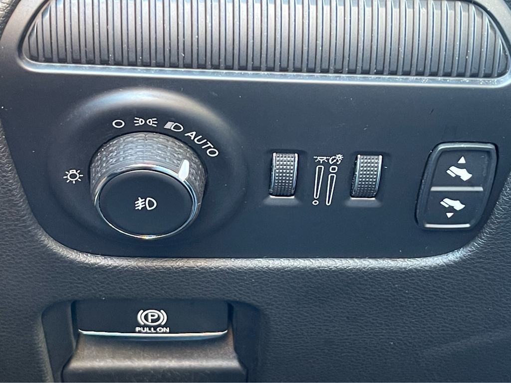 Thumbnail: 2023 Jeep Wagoneer - 21