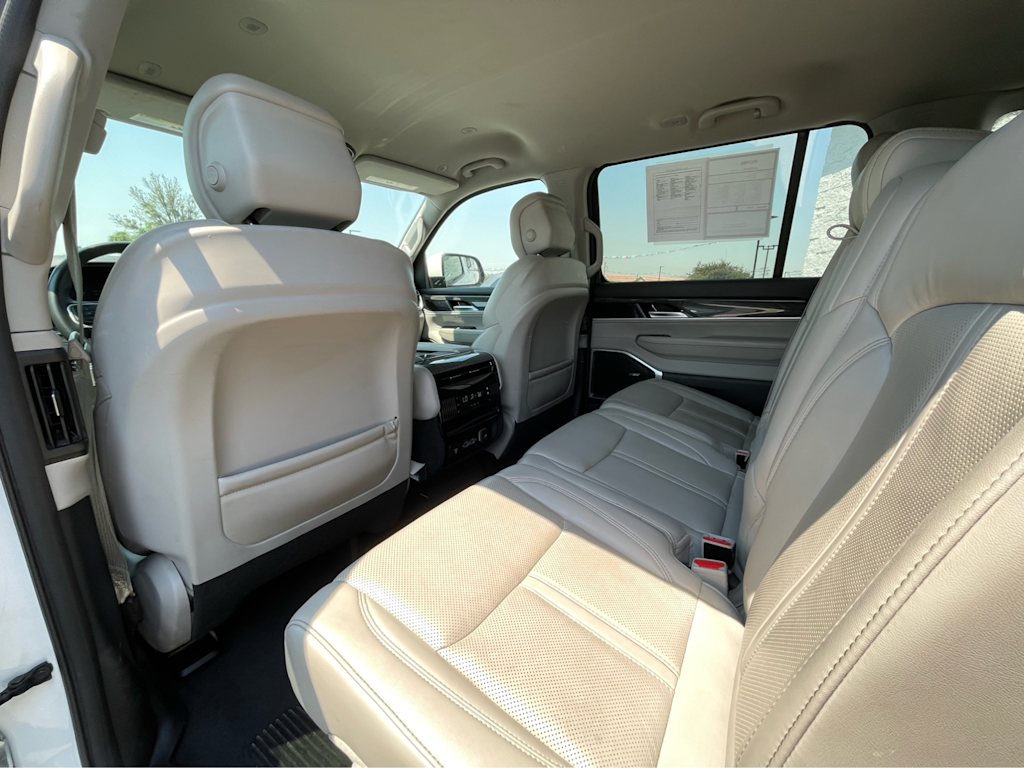 Thumbnail: 2022 Jeep Wagoneer - 11