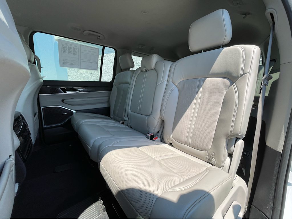 Thumbnail: 2022 Jeep Wagoneer - 26