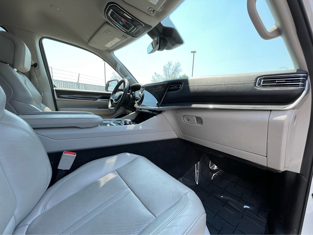 Thumbnail: 2022 Jeep Wagoneer - 13