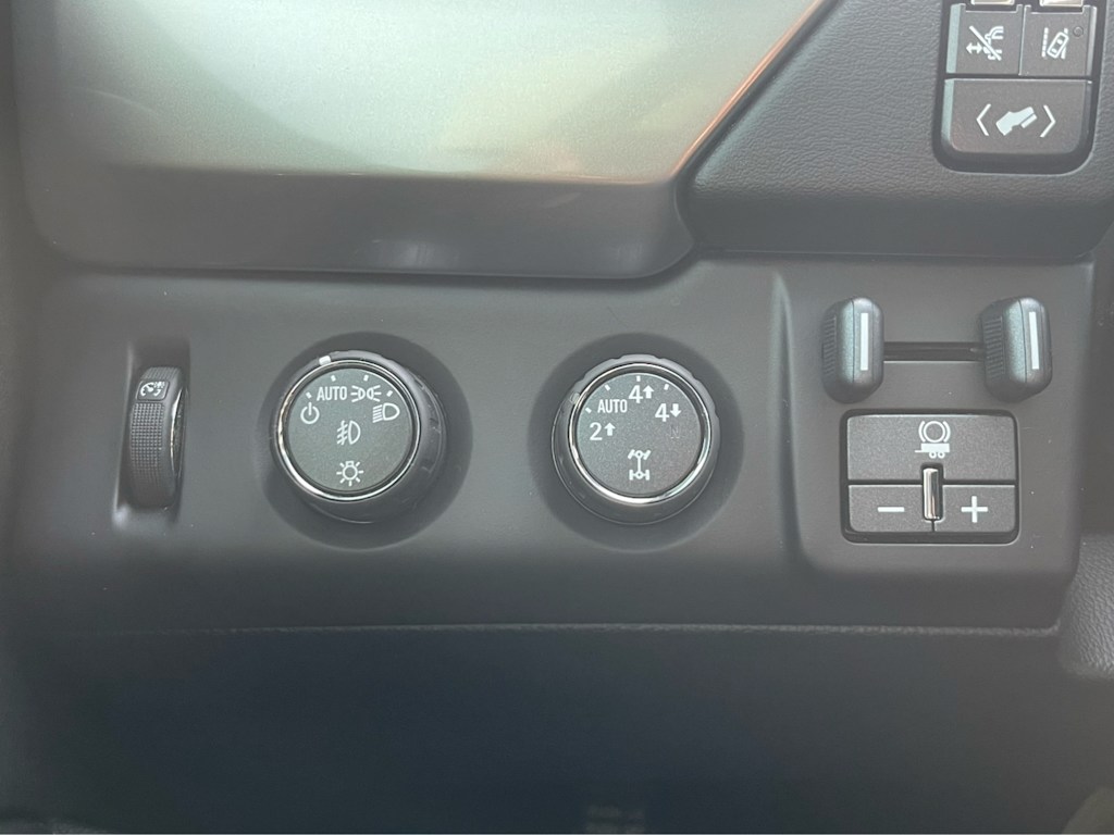 Thumbnail: 2015 Chevrolet Tahoe - 20