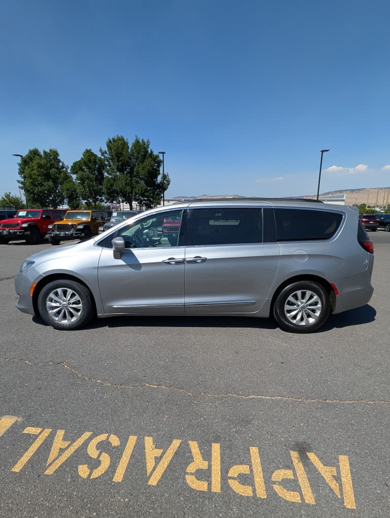 Thumbnail: 2017 Chrysler Pacifica - 5