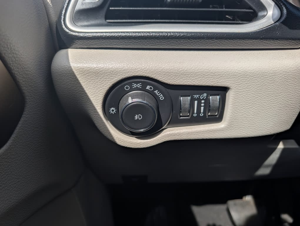 Thumbnail: 2017 Chrysler Pacifica - 21