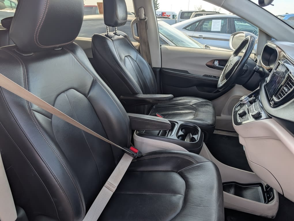 Thumbnail: 2017 Chrysler Pacifica - 9