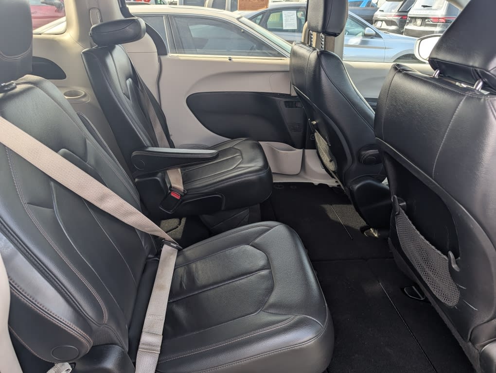 Thumbnail: 2017 Chrysler Pacifica - 10