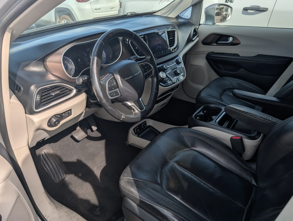 Thumbnail: 2017 Chrysler Pacifica - 25