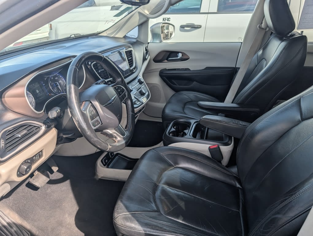 Thumbnail: 2017 Chrysler Pacifica - 8