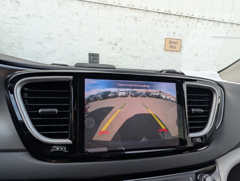 Thumbnail: 2023 Chrysler Pacifica - 20