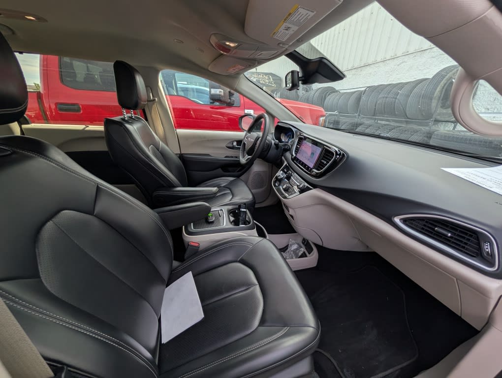 Thumbnail: 2023 Chrysler Pacifica - 12