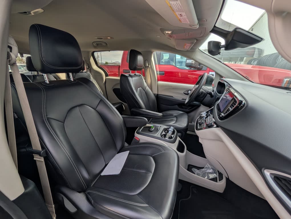 Thumbnail: 2023 Chrysler Pacifica - 8