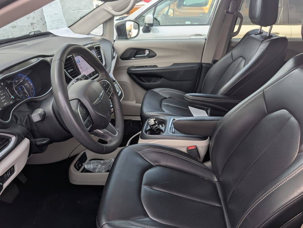 Thumbnail: 2023 Chrysler Pacifica - 9