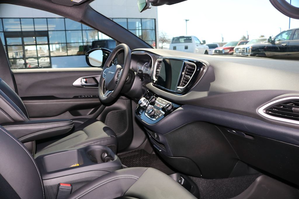 Thumbnail: 2026 Chrysler Voyager - 13