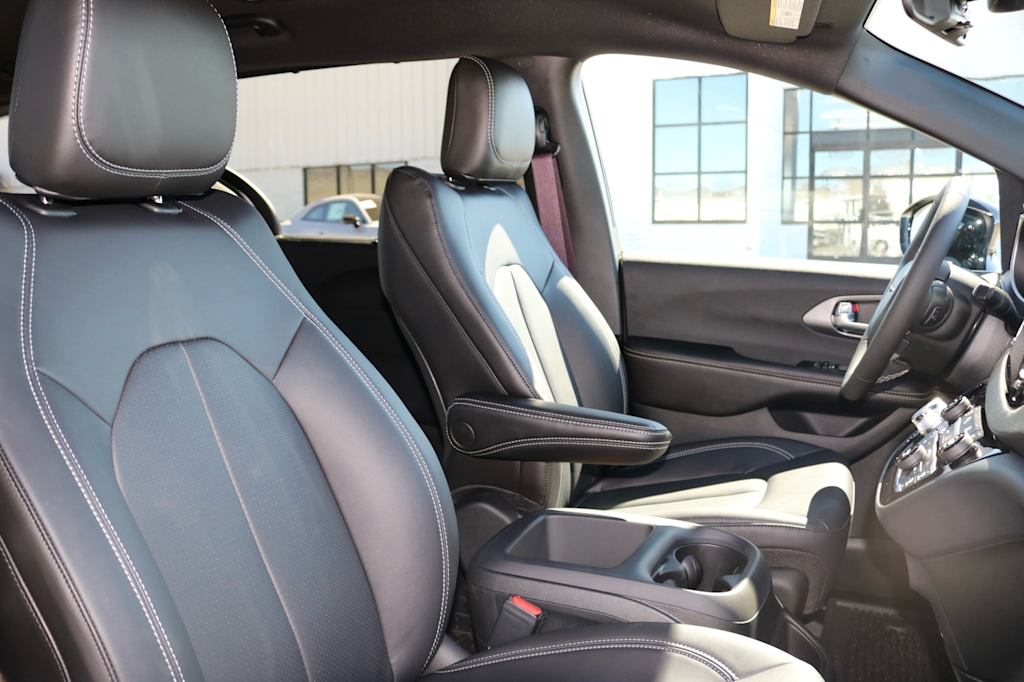 Thumbnail: 2026 Chrysler Voyager - 9