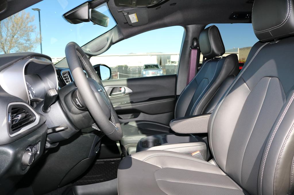 Thumbnail: 2026 Chrysler Voyager - 10