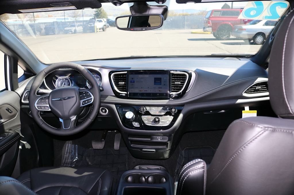 Thumbnail: 2026 Chrysler Pacifica - 8