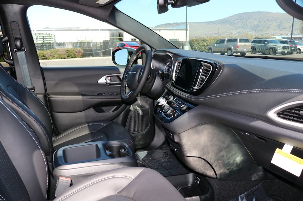 Thumbnail: 2026 Chrysler Pacifica - 12