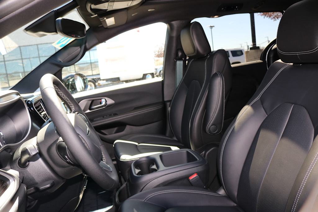 Thumbnail: 2026 Chrysler Pacifica - 10