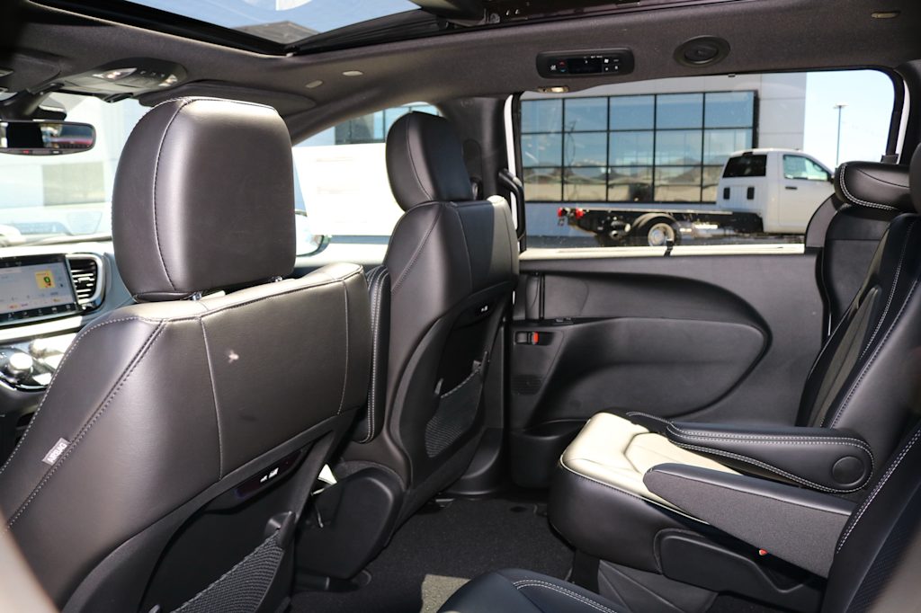 Thumbnail: 2026 Chrysler Pacifica - 25