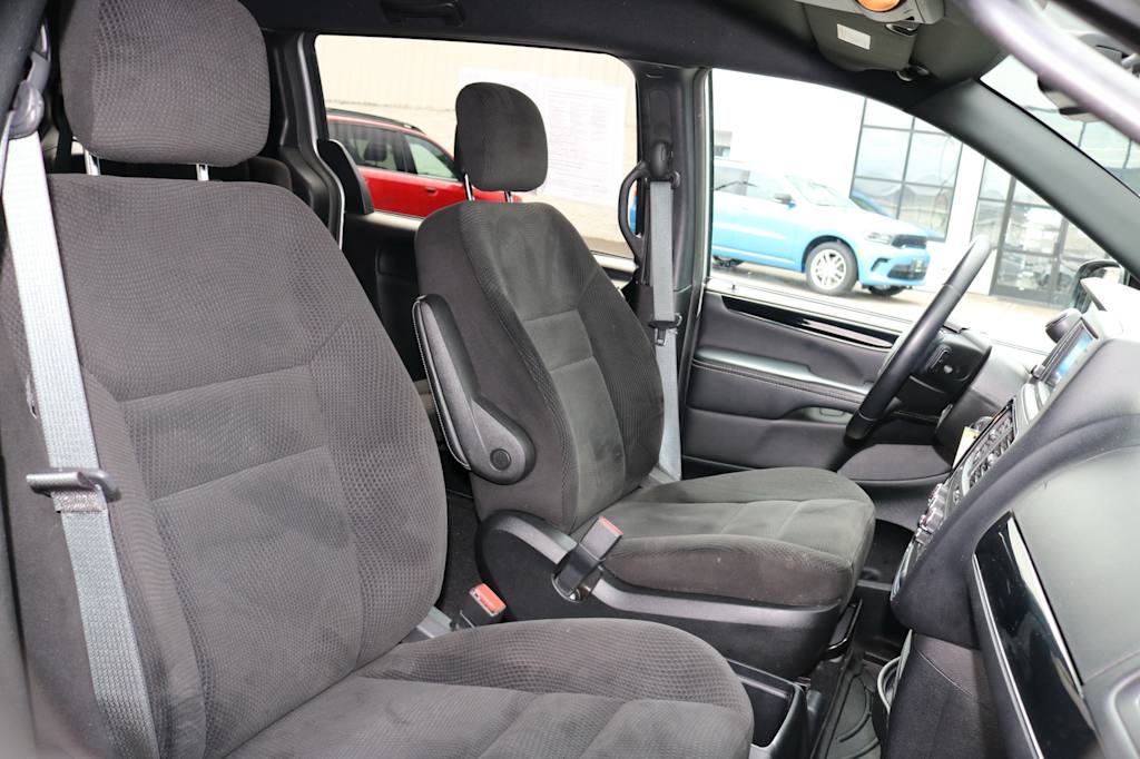 Thumbnail: 2017 Dodge Grand Caravan - 9