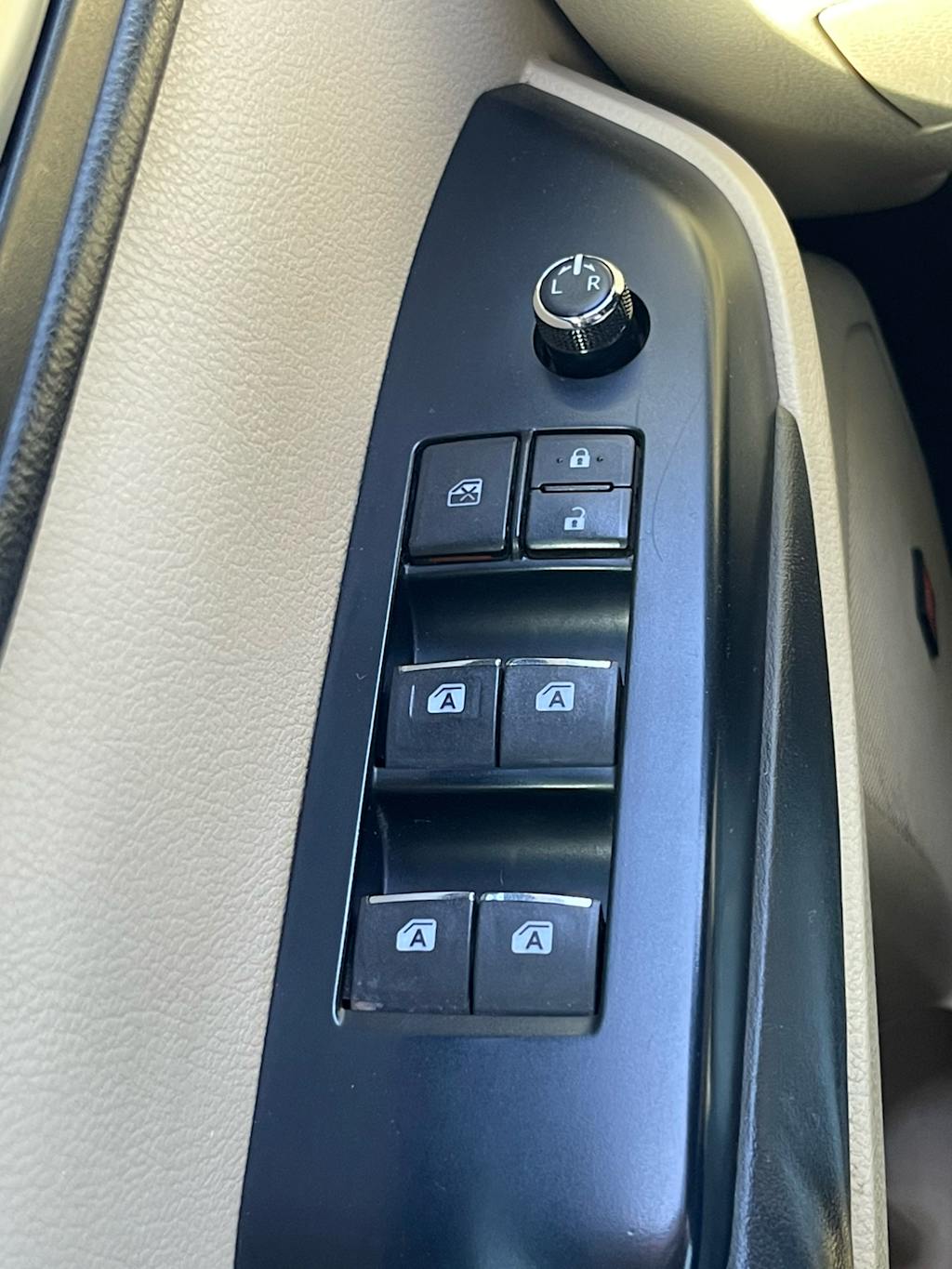 Thumbnail: 2015 Toyota Highlander - 25
