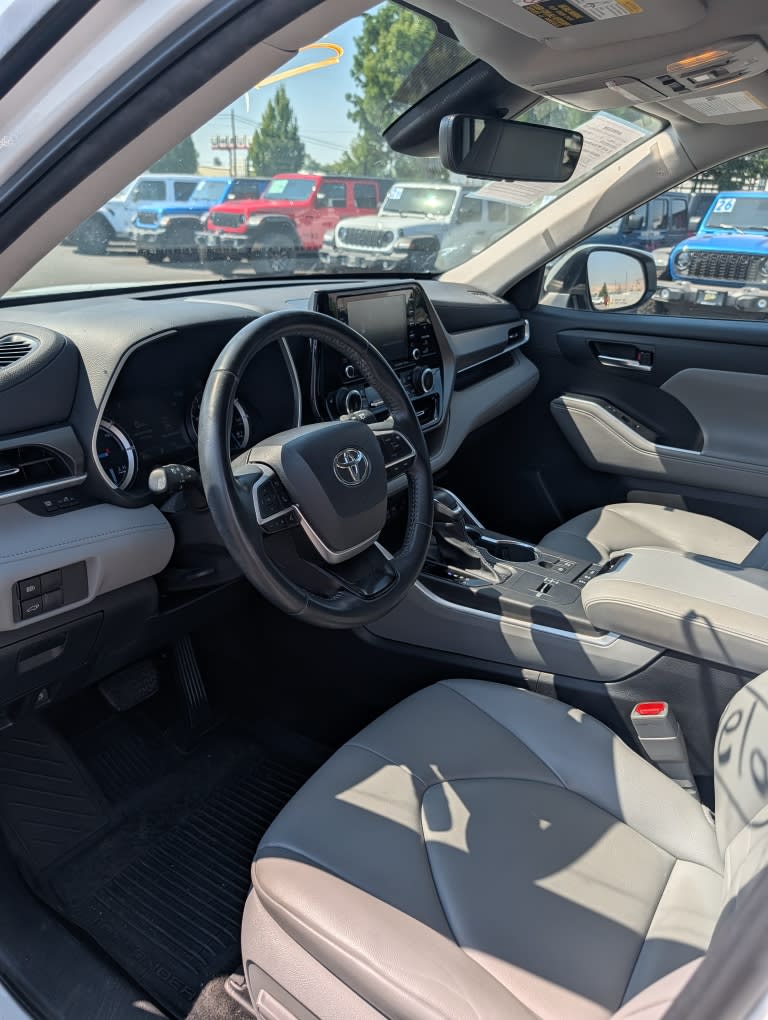 Thumbnail: 2022 Toyota Highlander - 2