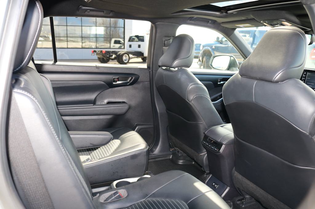 Thumbnail: 2021 Toyota Highlander - 10