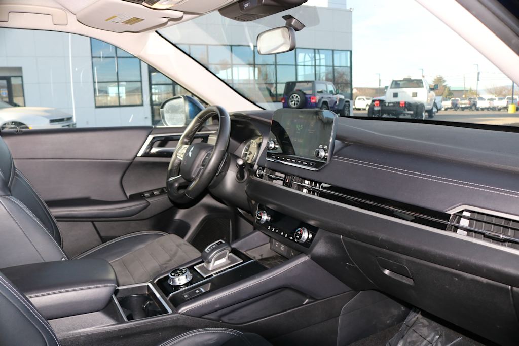 Thumbnail: 2024 Mitsubishi Outlander - 12