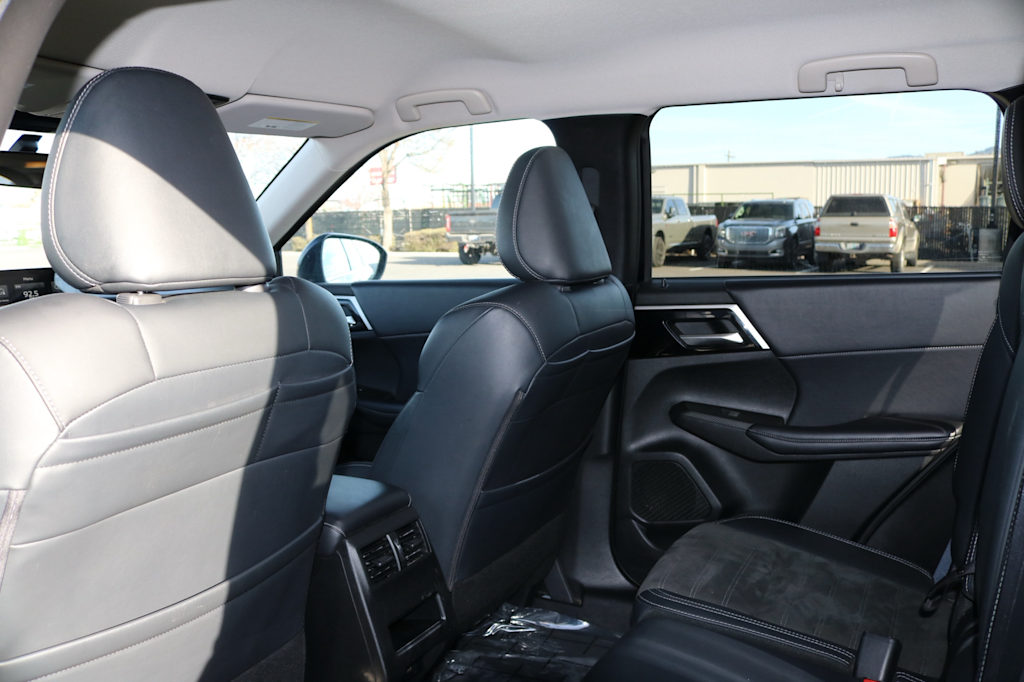 Thumbnail: 2024 Mitsubishi Outlander - 25