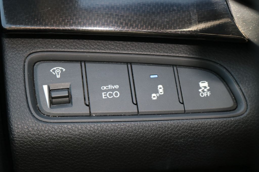 Thumbnail: 2016 Hyundai Azera - 22