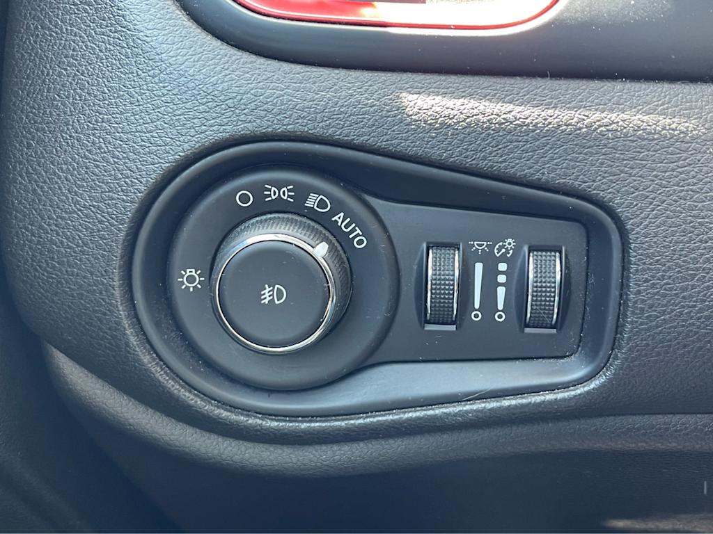 Thumbnail: 2017 Jeep Renegade - 25
