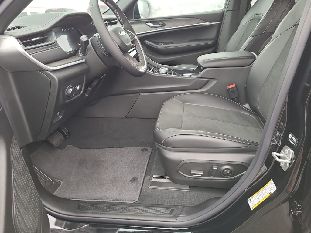 Thumbnail: 2026 Jeep Grand Cherokee - 11