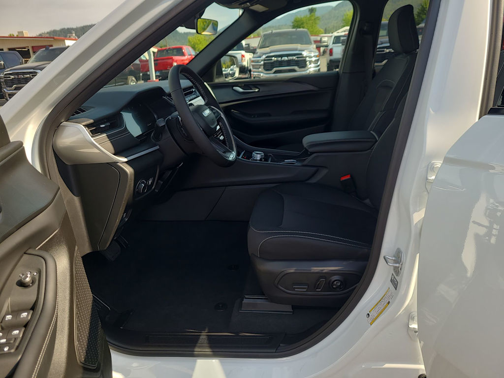 Thumbnail: 2025 Jeep Grand Cherokee L - 25